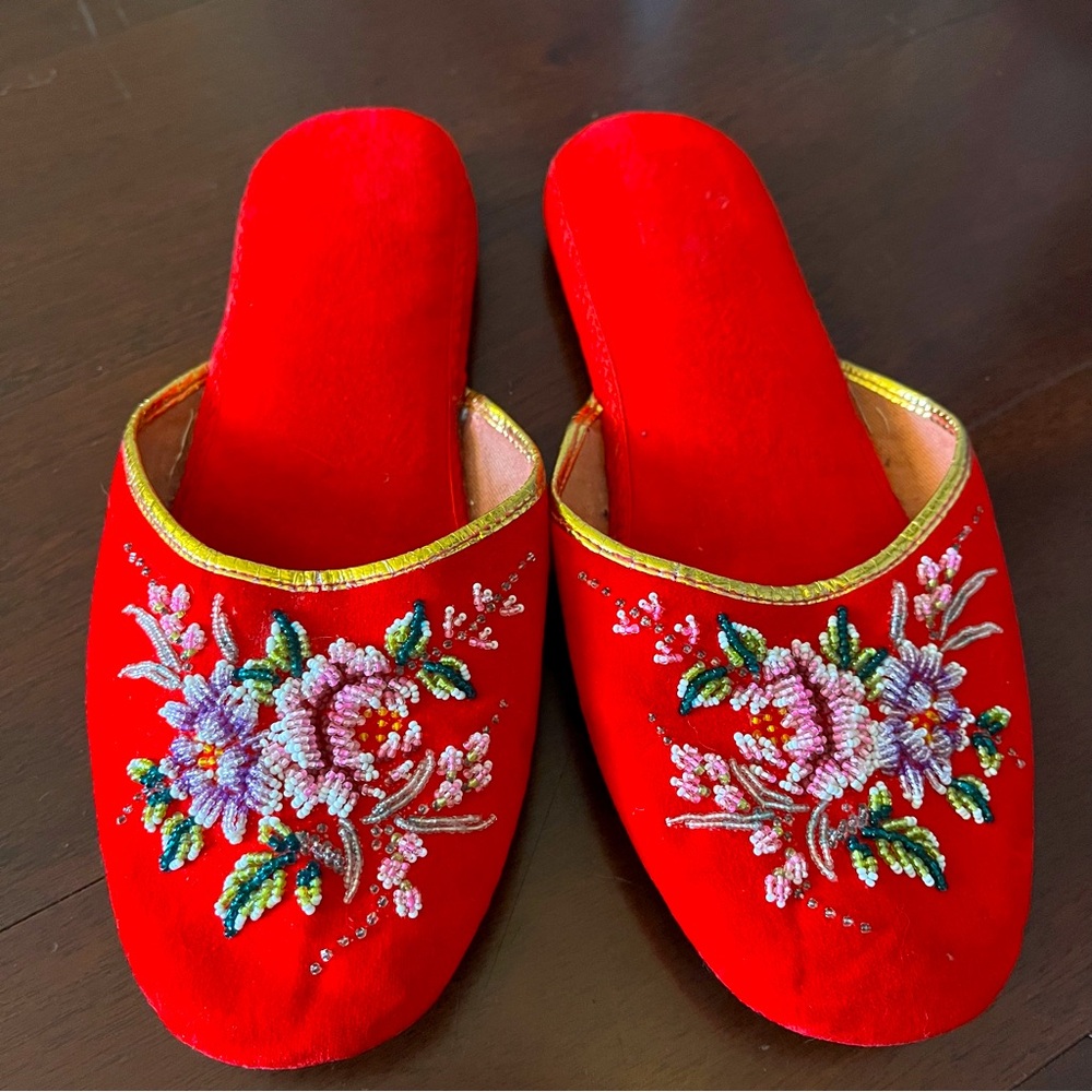 Red Chinese slippers beaded floral house shoes gold trim vintage ❤️🎋🌸